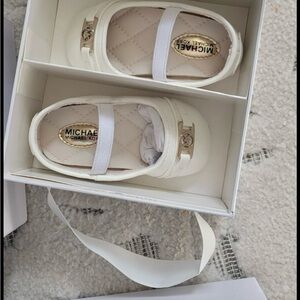 Michael Kors Kids Cream Dress Shoes infant size 6-9months